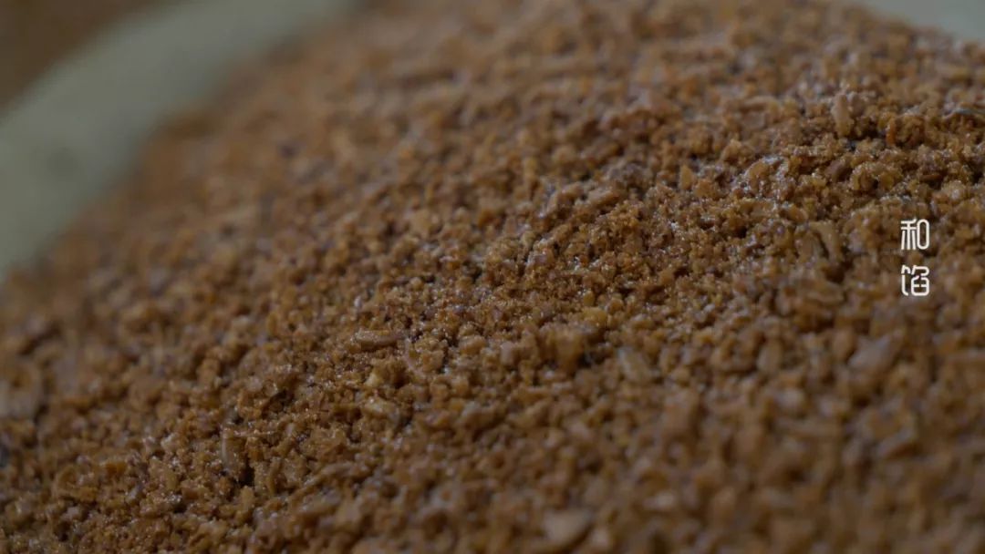 擀好就成了麻饼酥香的皮将酥包裹在面里,手捻成