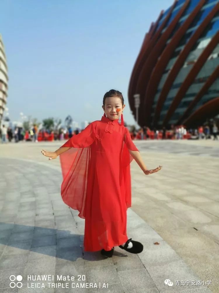 老师好同学们好我叫孙依乐今年七岁了我的爱好是书法,音乐,主持,游泳