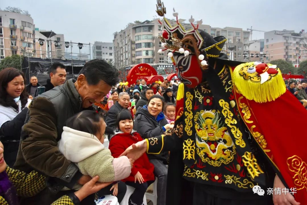 中央民族樂團青年男高音歌唱家周煒演唱了《紅星照