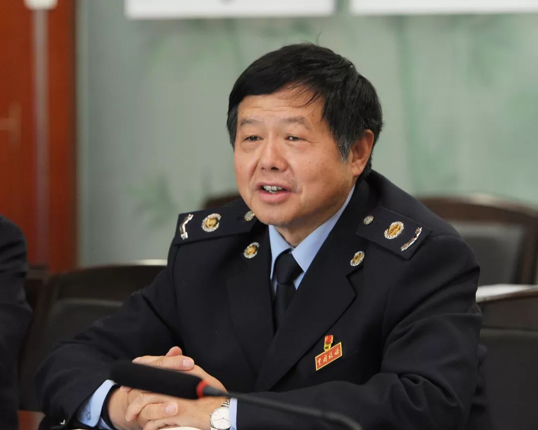 听税务老兵讲授一堂特殊的党课
