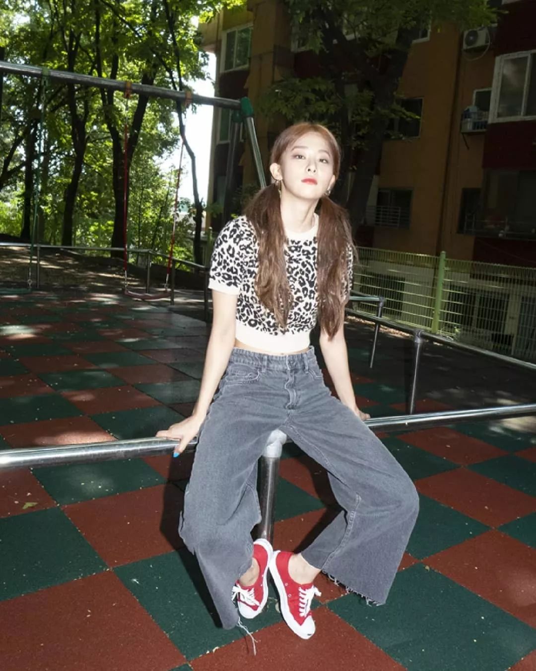 率性洒脱的画报风~↓匡威胶片镜头下的女孩不止姜涩琪