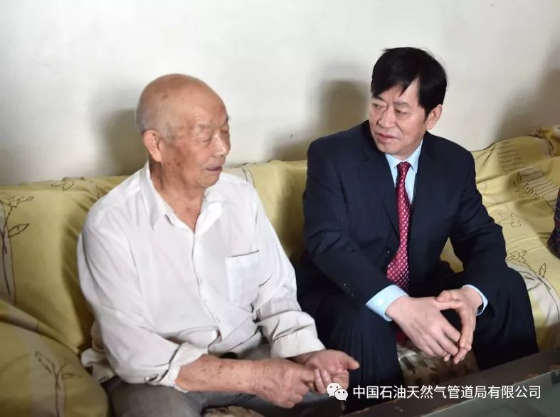 张志宏分别来到老领导潘家华,葛书义家中,为他们送去新春祝福