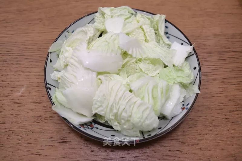 白菜用手掰大块,如果有筋步把筋撕掉;白菜的块稍微大一些,吃着过瘾.