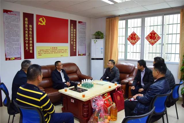 李伟忠向李健能送上道德春联1月17日上午,四会市委副书记,市长,市