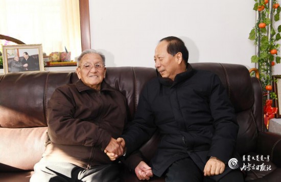 区党委书记,人大常委会主任石泰峰看望慰问正省级离休干部郝秀山同志