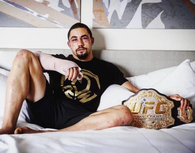 腰带持有者退出ufc,为幼女捐骨髓,白大拿盛赞父爱无敌_罗伯特·惠特克