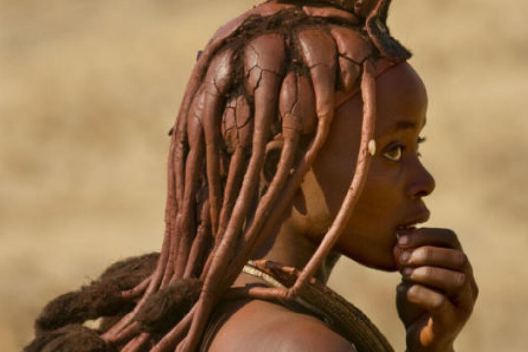 非洲的神秘部落女子赤裸上身涂抹红泥男子寿命极短
