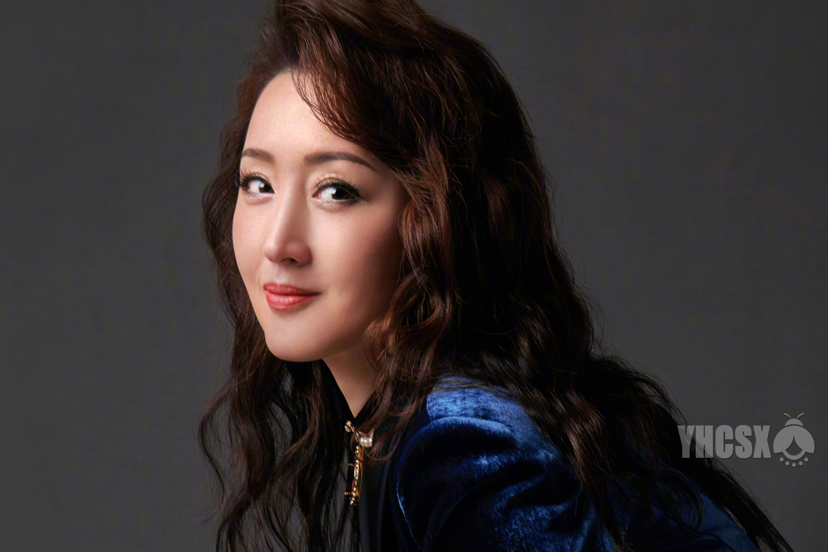 原创                 杨钰莹晒罕见波浪卷发美照,展现全新成熟女人味