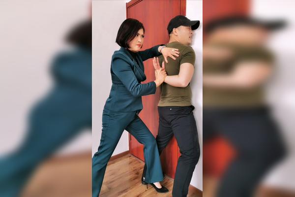 想偷袭不容易女子防身反关节擒拿