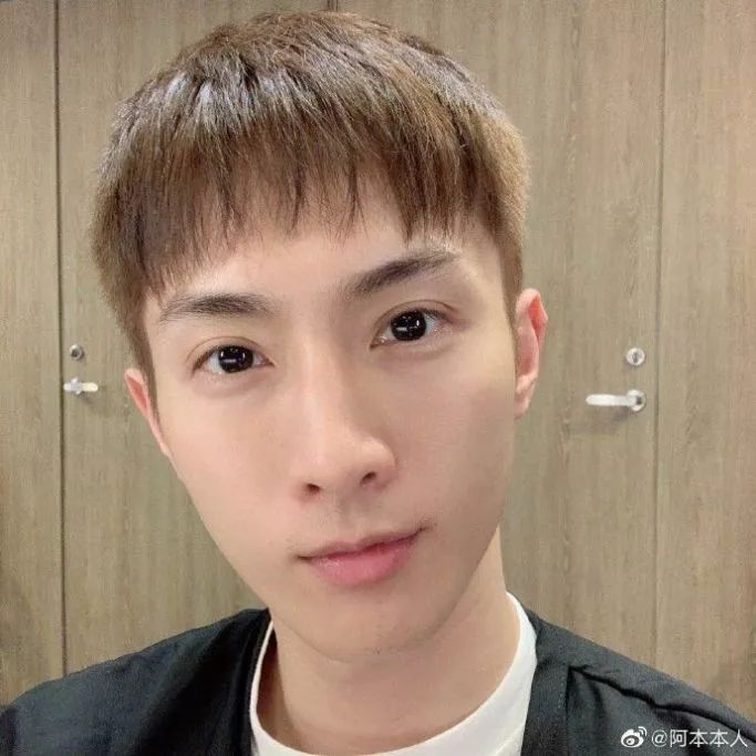 曾被爆出同时劈腿三男,昨天又夜会前男友,靠私生活