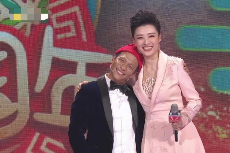 周涛与宋小宝同上山东春晚年龄差13岁同时上演最萌身高差