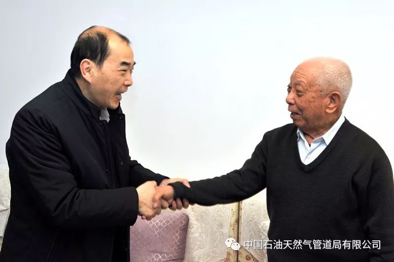 管道局党委委员,常务副总经理陈庆勋到管道四公司困难员工家中送上