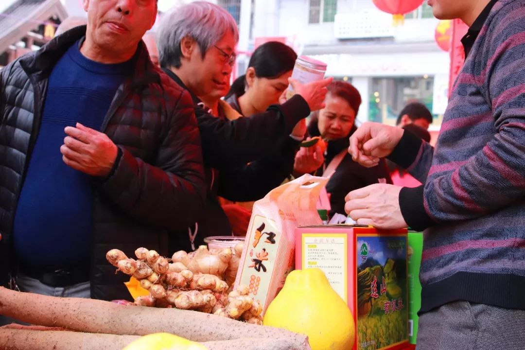 連山特產亮相廣州花市 網紅縣長,著名主持人鄭達現場合體帶貨