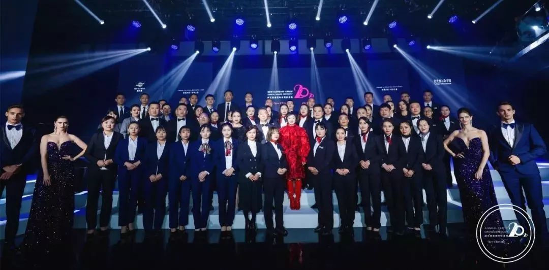 成都新元素汽车集团董事长吴亚丽女士,运营总经理邓囿文先生分别上台