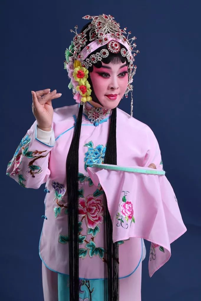 级演员,中国戏剧梅花奖获得者,中国秦腔"四大名旦",主工青衣兼刀马旦