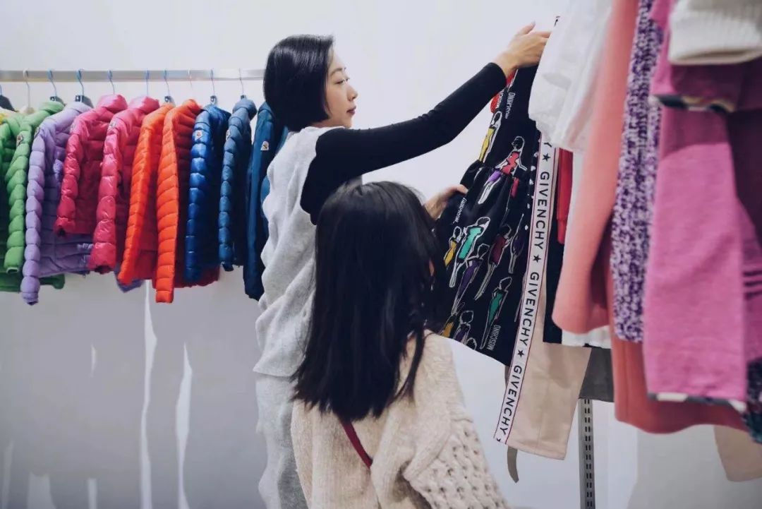 过年啦!清清带你逛街买衣服呀~~走!!!_奥莱