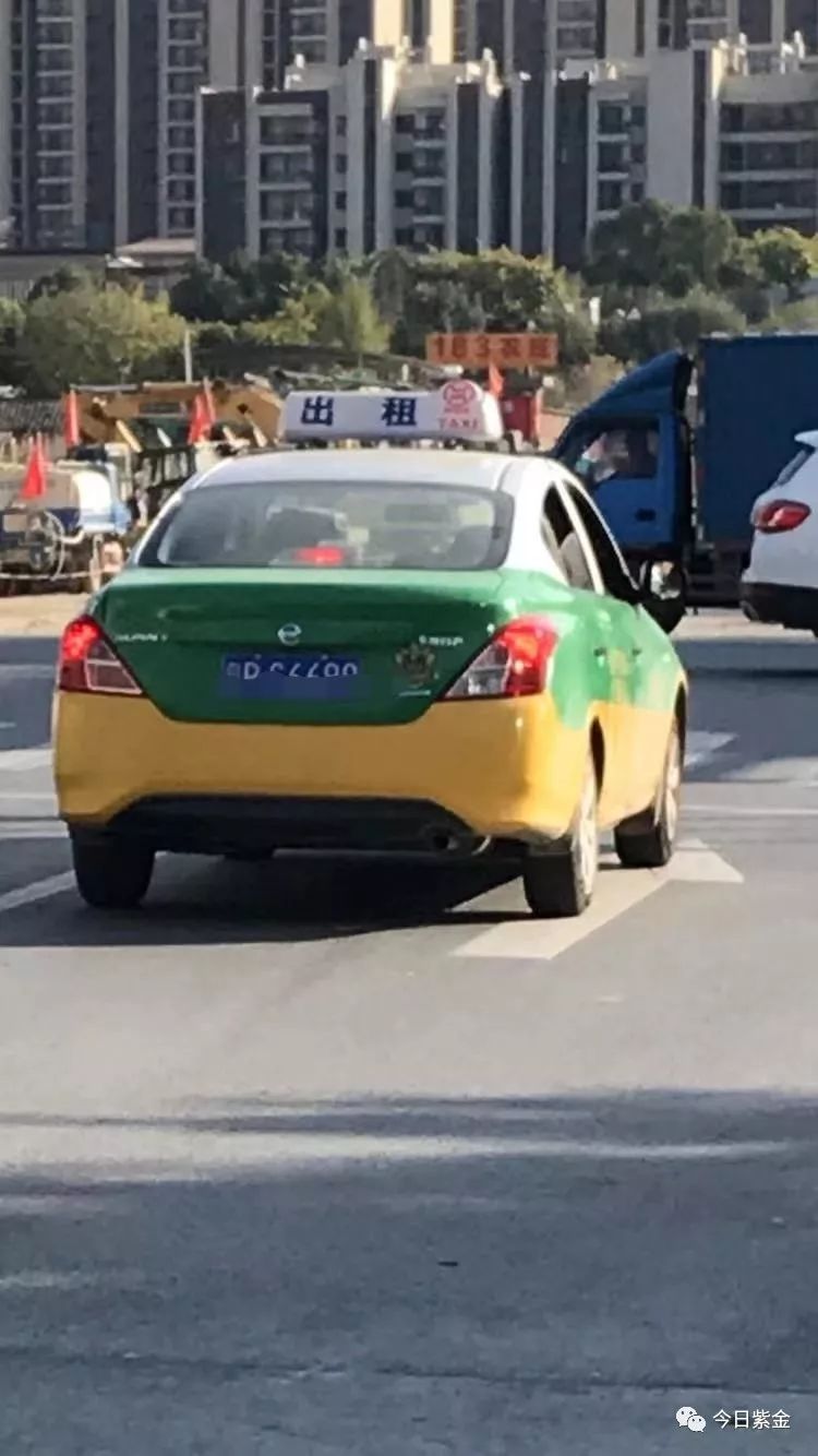 愤怒河源一出租车司机乱收费甚至赶乘客下车