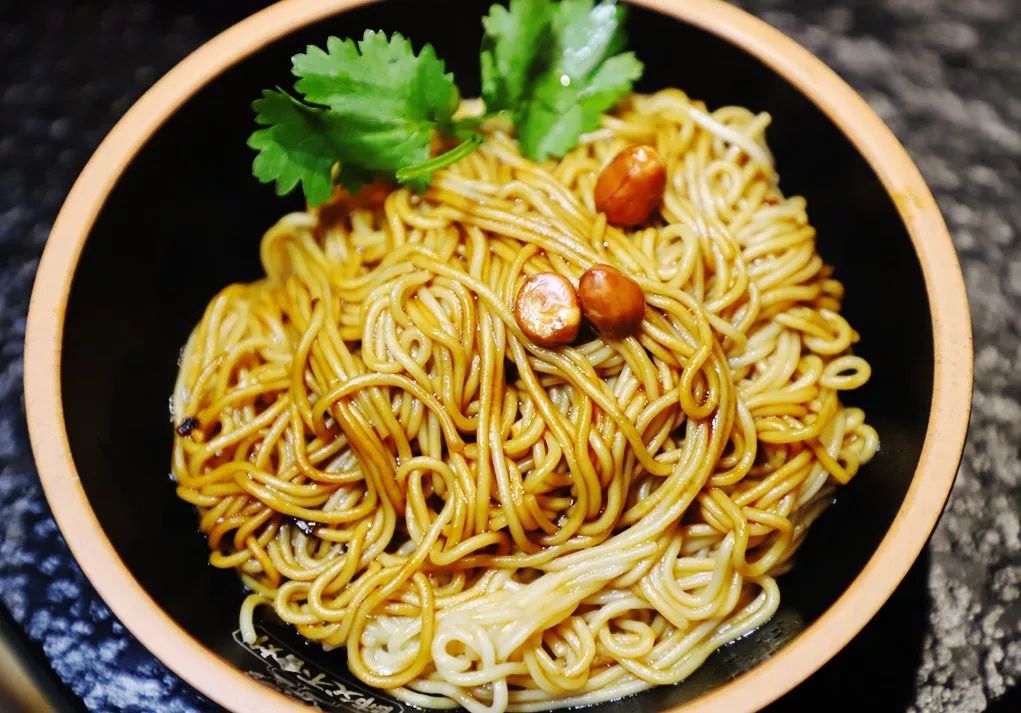 如果光吃炸串,还觉得不够满足,再来一份店里的招牌口碑食物—猪油拌面