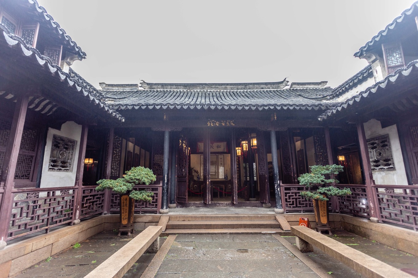 而 周庄 的沈厅就是这个富可敌国的沈万三的故居,传奇的巨贾的故居