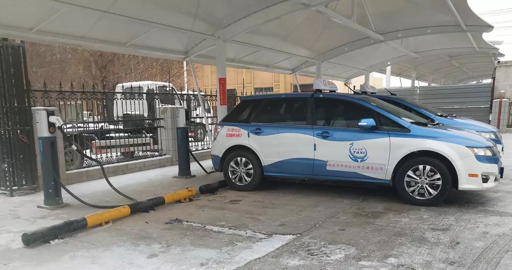 哈密南郊充电站正式启用可供46辆新能源车同时充电充电只需要
