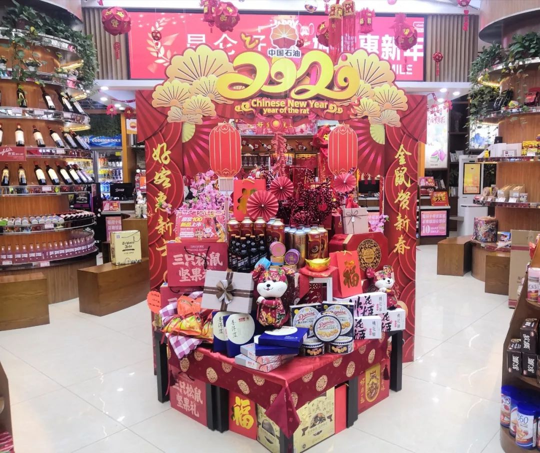 春节逛加油站谁家的堆头海报令人心动