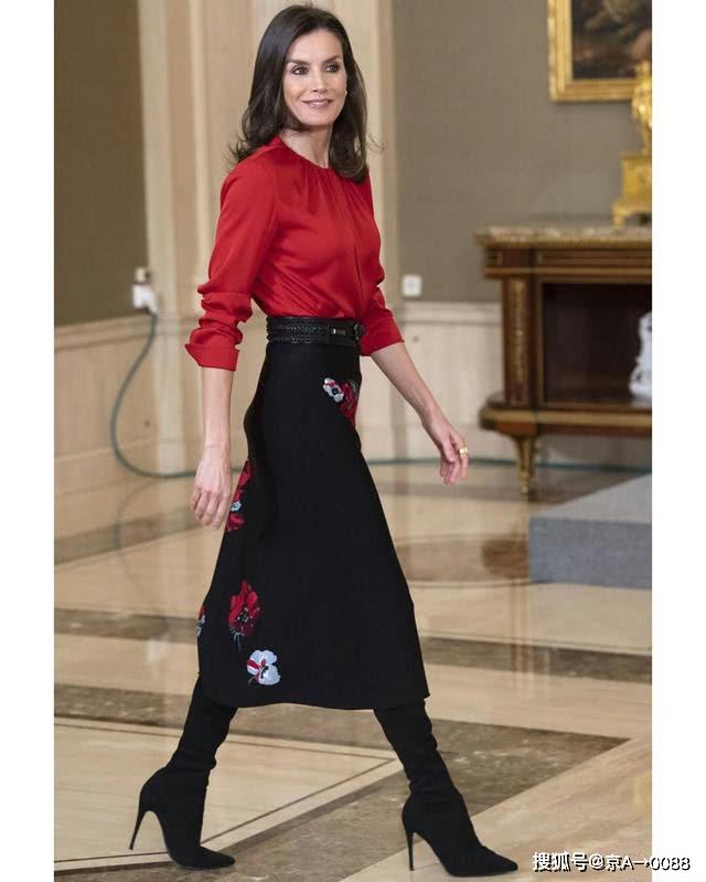 原创新年穿新衣!莱蒂齐亚王后红衬衣配黑长裙,贵气十足,知性优雅