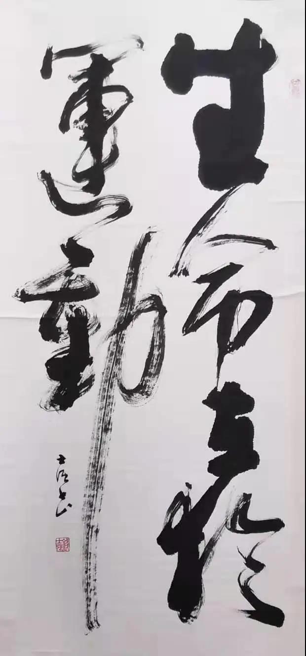 采千古之异彩,容百家之优长,其运笔,凝重之中多显凌厉,刚劲之中透着