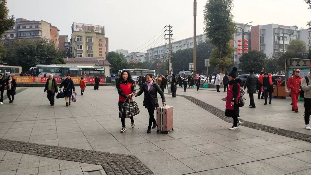 威远车站门口每天都在发生你家人可能也在其中