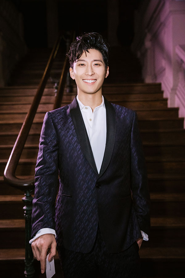 窦骁解锁时尚新身份 异国行演绎英伦新风