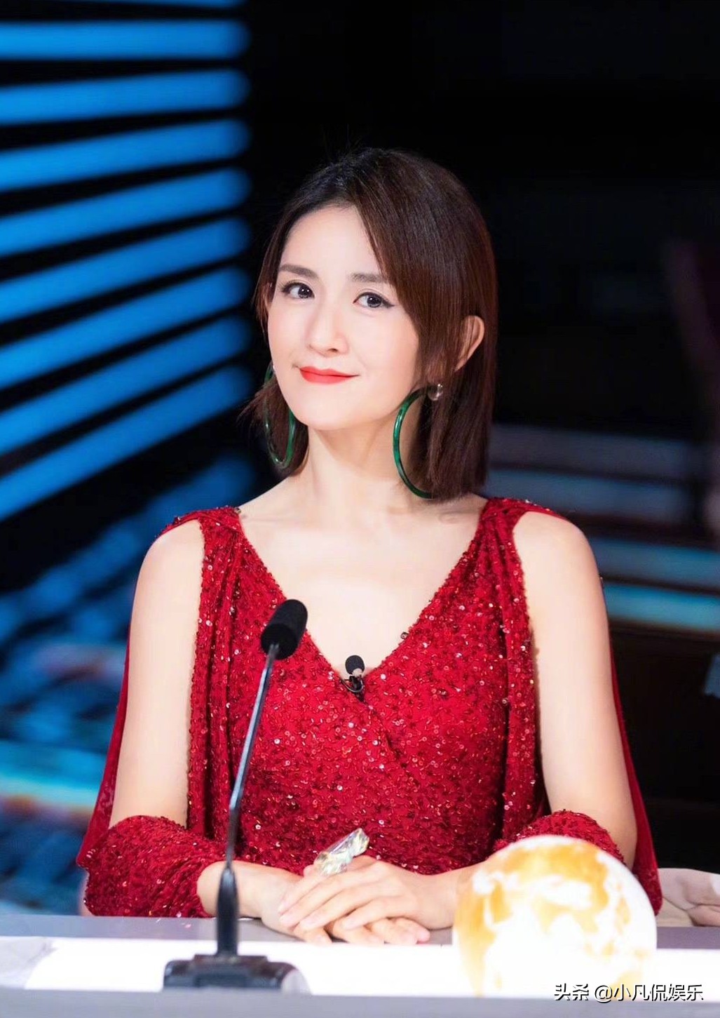 在央视直通春晚节目上,谢娜穿的这身大红色礼服裙真的美呆啦!