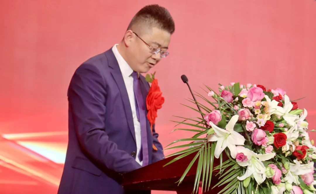 先进集体代表略钢公司炼钢厂厂长苟建文,优秀干部代表宝鸡东岭公司