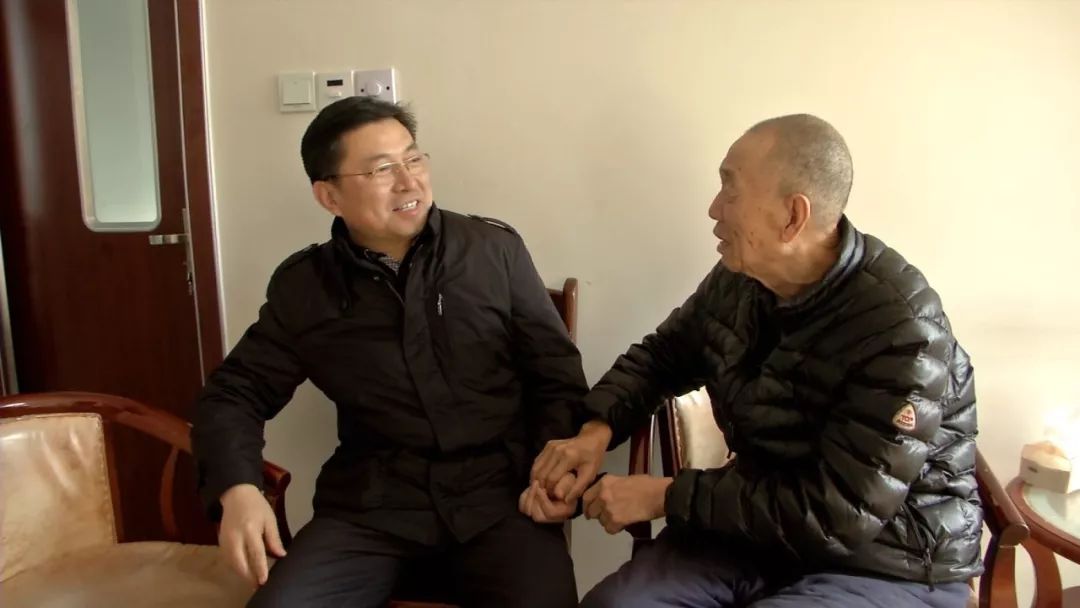 郝艳红,李中华先后看望了农民工杨永红,贫困户李焕群,全国劳模侯凤改