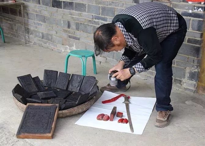 (图:隆阳区文化馆在采集甲马资料)隆阳甲马,作为乡