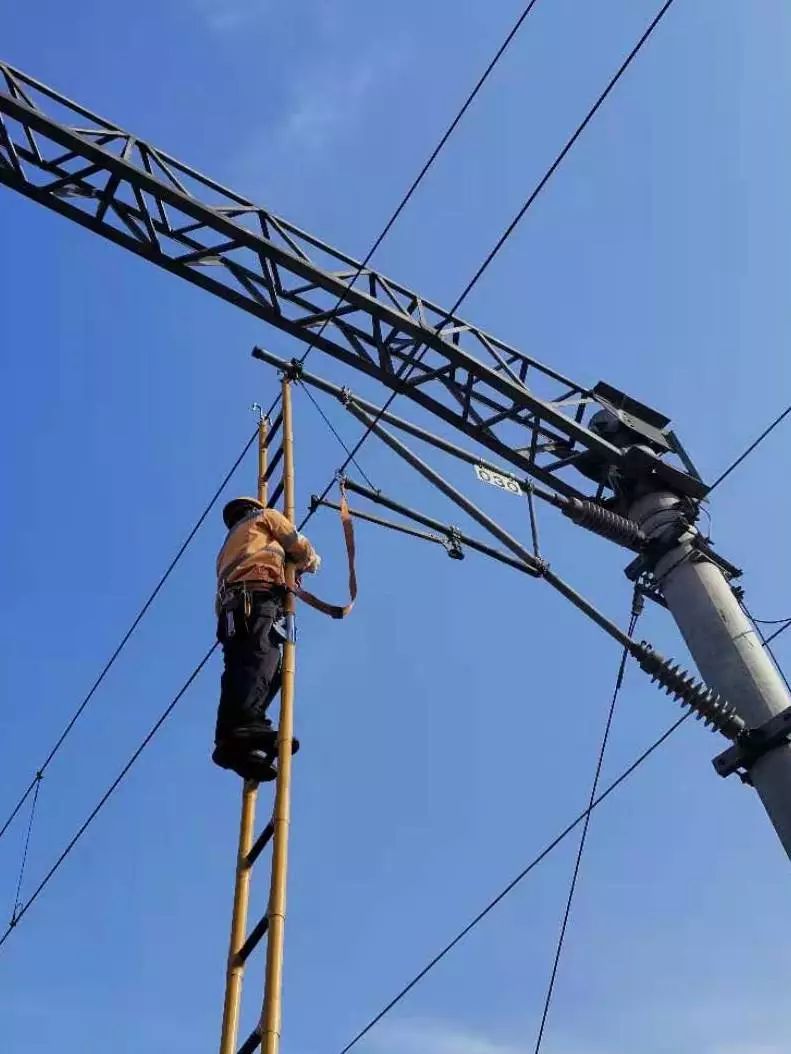 安装接触网分相处断合标测量接触网导高,拉出值站场设备巡视对高铁