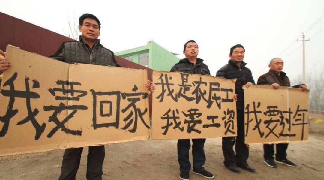 心酸寒风中跪地要钱的农民工打了谁的脸