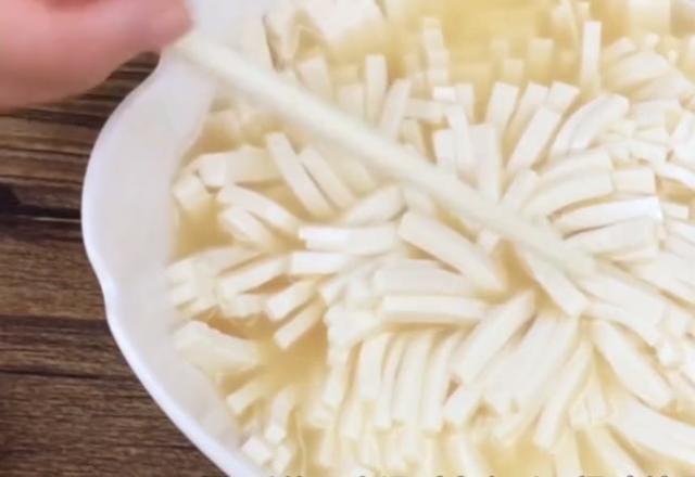 中日两国厨师切磋刀功日本切出豆腐花中国直言我能细可穿针