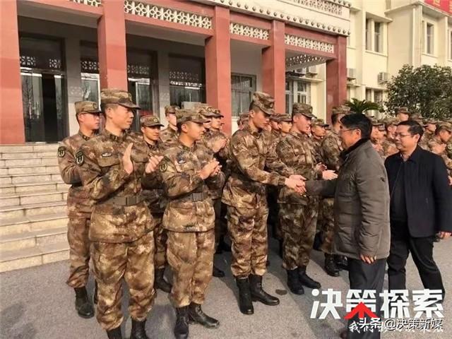 信阳市浉河区四大班子领导分组走访慰问驻地部队官兵