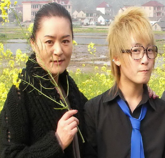 唱功不输毛阿敏,却惨遭抛弃和家暴,今62岁现状凄凉_金炜玲