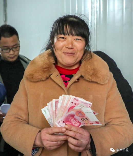 幸福春节前忠县80多名工人喜领工资