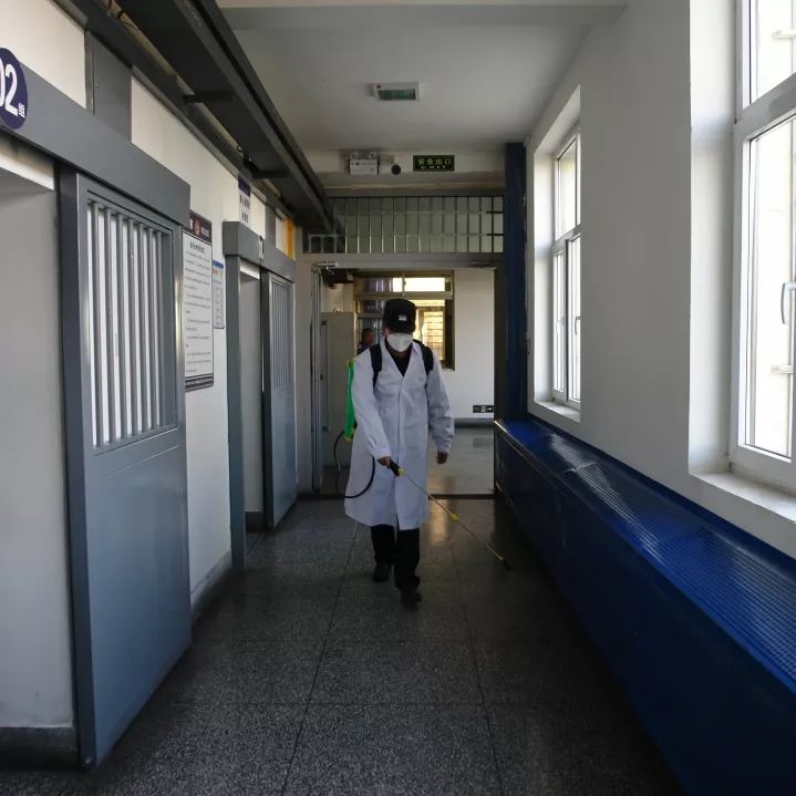 监狱医院在犯群中开展新型冠状病毒疾病宣教和防疫消毒工作