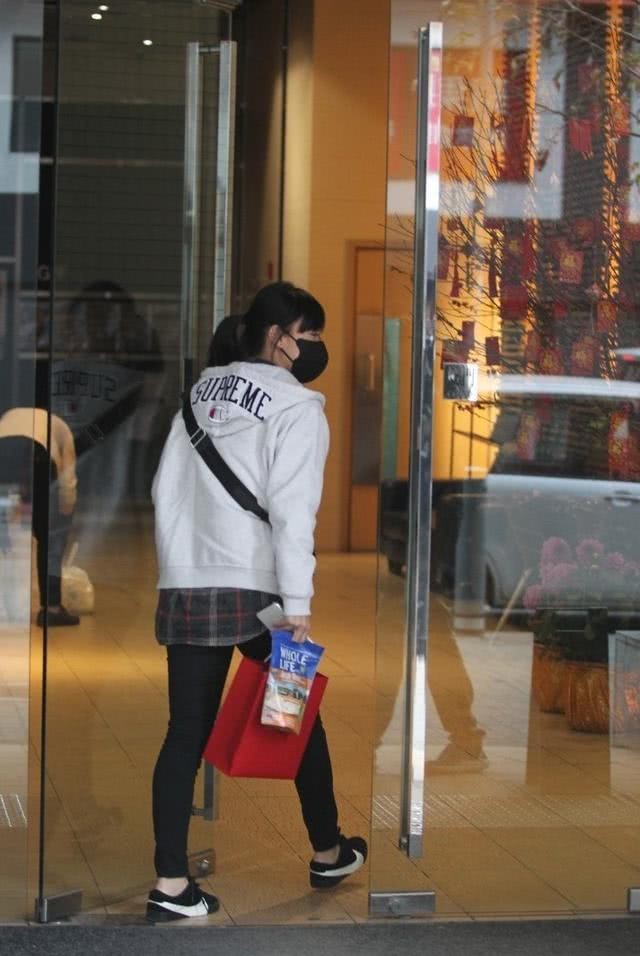 黄心颖返港38天后首次出门脸颊消瘦不堪衣着打扮如素人