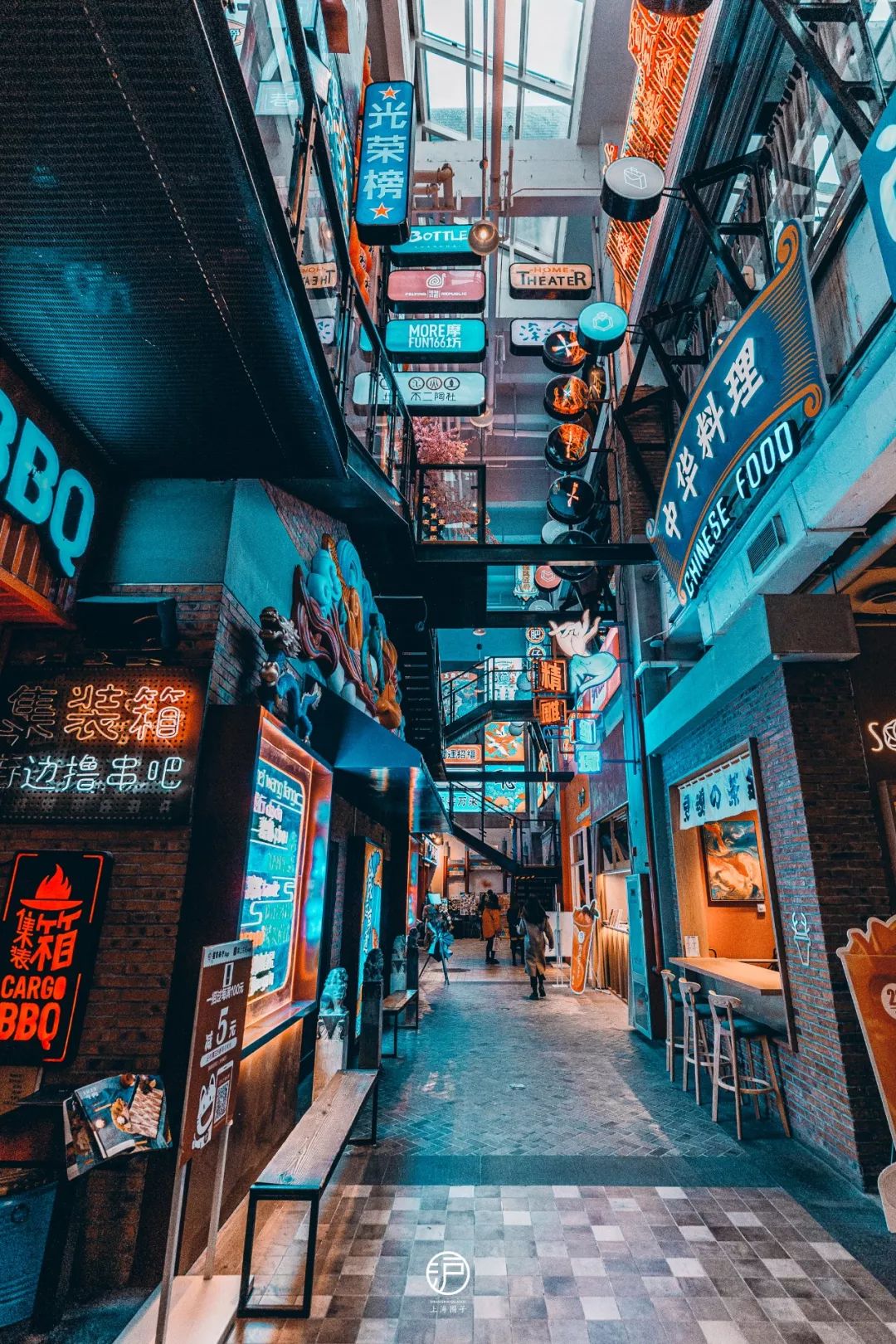 换装升级的 摩坊166街区霓虹街加入了国潮元素,让整个霓虹街在保持原