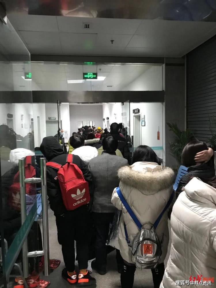 协和医院门诊大楼一楼,每隔几步就竖立着"请佩戴防护口罩,就诊前先