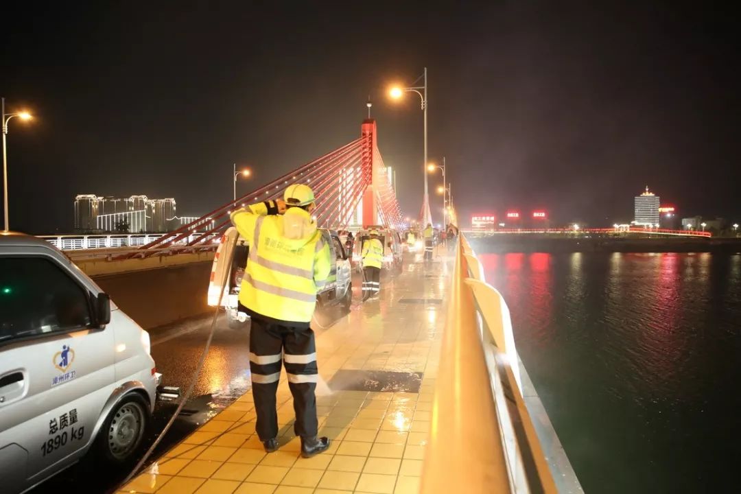 他們是城市最後的堅守者,為了避免日間車流高峰,利用戰備大橋夜間車流