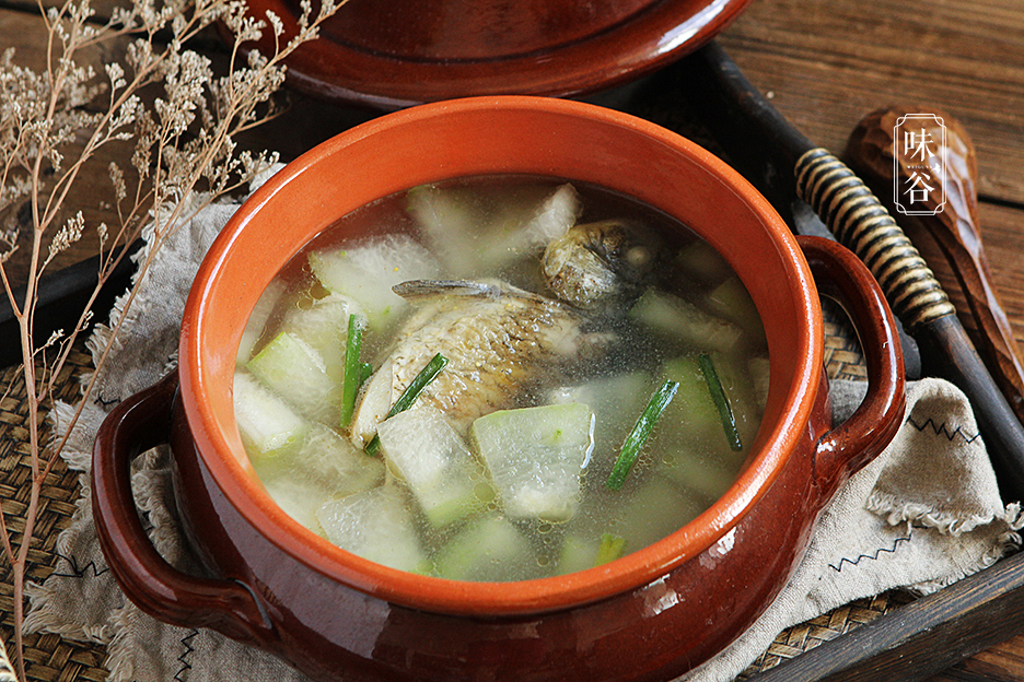 鲫鱼冬瓜汤【材料】:冬瓜 200克,鲫鱼 1条,姜 适量,葱 适量,胡椒粉 1