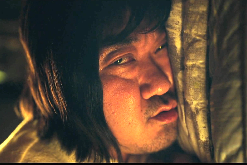 始动马东锡睁着眼睛睡觉吓了小伙一跳