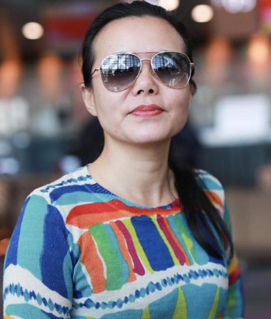 龚琳娜素颜曝光老年斑清晰可见43岁看着如53岁