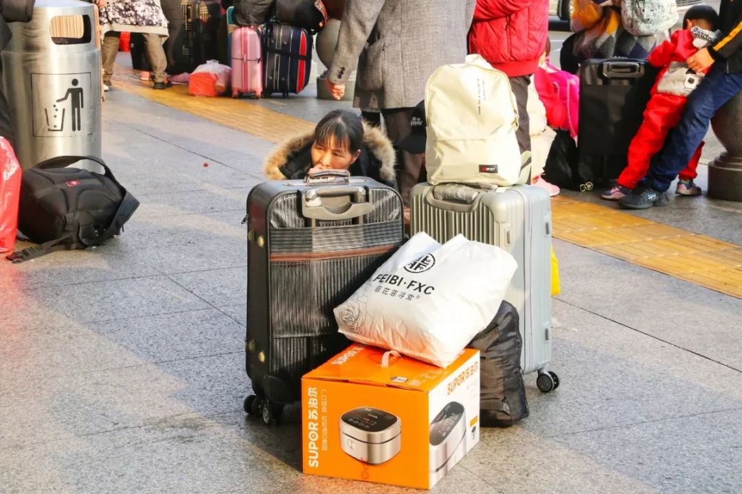 厦门火车站春运照火遍朋友圈30万人泪奔行李箱里装的都是沉甸甸的爱