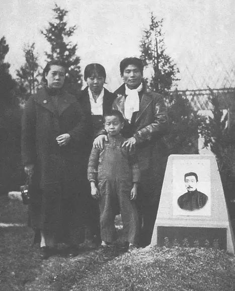 在上海虹桥万国公墓祭奠鲁迅先生1938年4月,萧红与端木蕻良回武汉同居