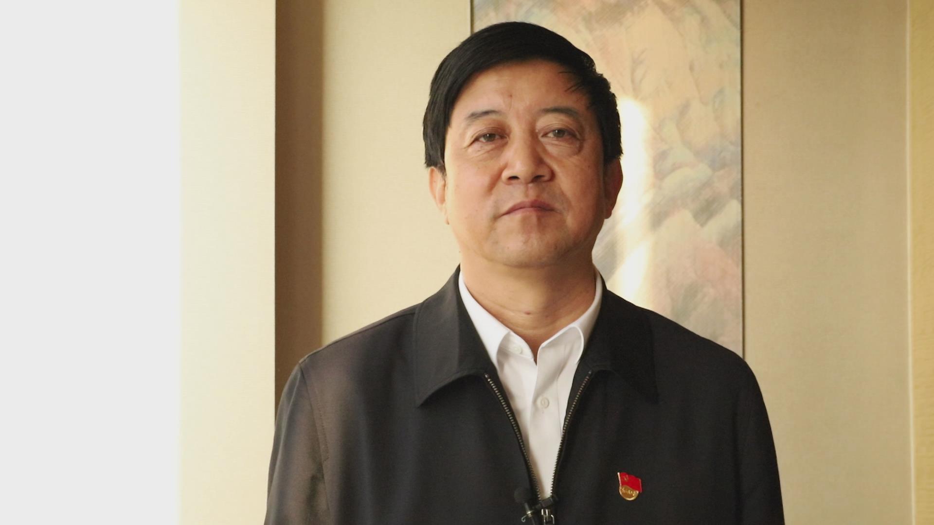 青海省黄南藏族自治州党委书记王振昌向人民网网友拜年